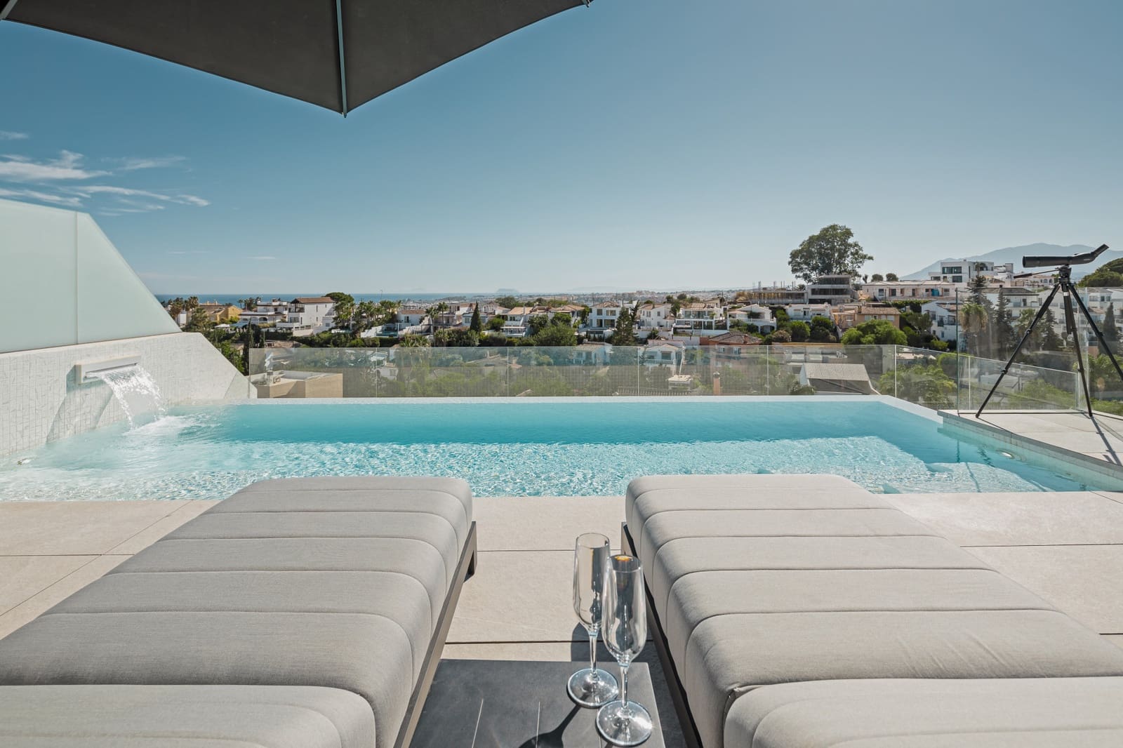 4 soveværelse Semi-Rækkehus til salg i Nueva Andalucia med swimmingpool garage - € 4.900.000 (Ref: 9415748)