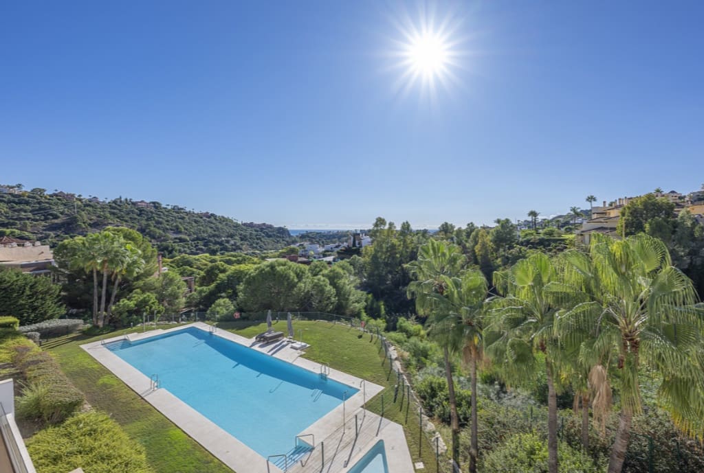 3 slaapkamer Penthouse te koop in Benahavis met zwembad garage - € 1.050.000 (Ref: 9415753)