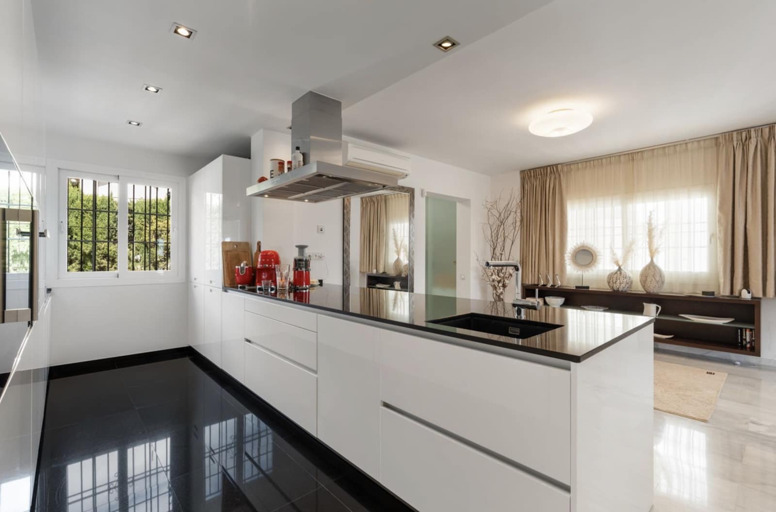 3 sovrum Lägenhet till salu i Nueva Andalucia med pool garage - 1 150 000 € (Ref: 9415754)