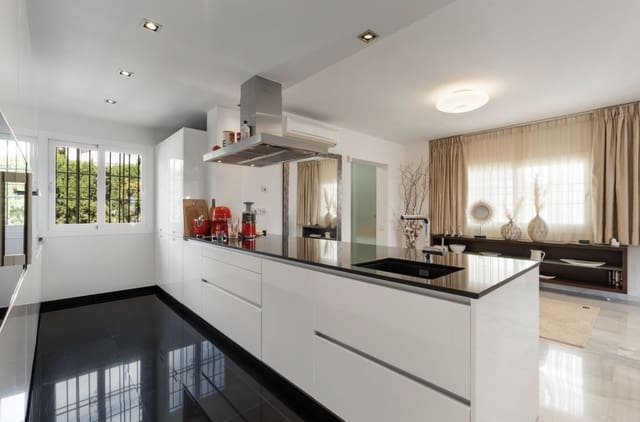 3 sovrum Lägenhet till salu i Nueva Andalucia, Marbella med pool garage - 1 150 000 € (Ref: 9415754)