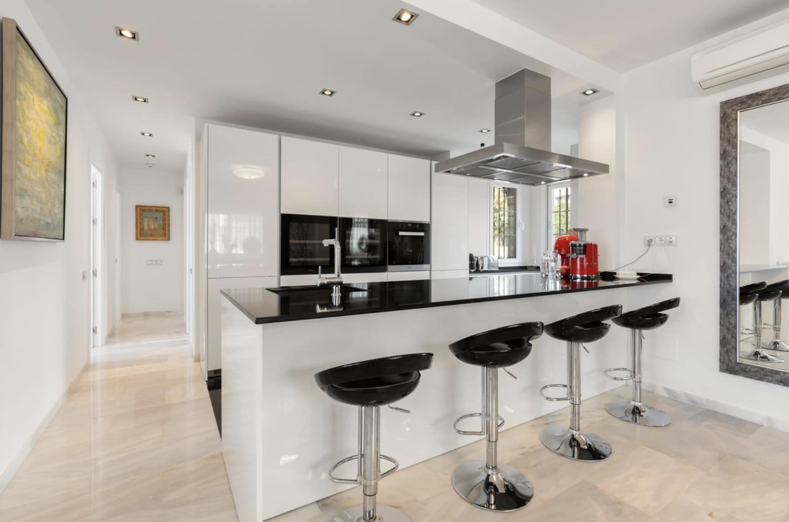 3 sovrum Lägenhet till salu i Nueva Andalucia med pool garage - 1 150 000 € (Ref: 9415754)