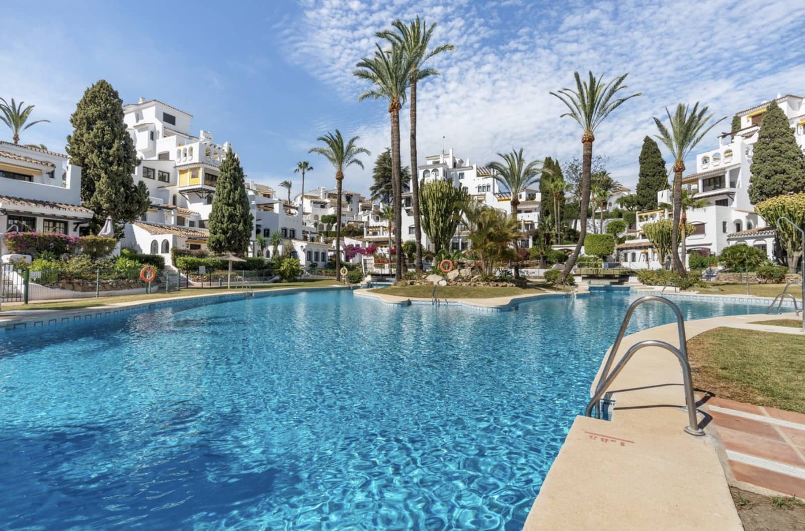 3 sovrum Lägenhet till salu i Nueva Andalucia med pool garage - 1 150 000 € (Ref: 9415754)