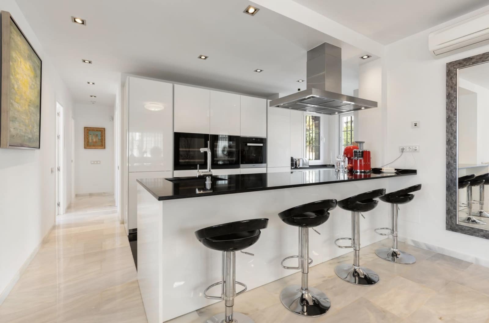 3 bedroom Apartment for sale in Nueva Andalucia with pool garage - € 1,150,000 (Ref: 9415754)