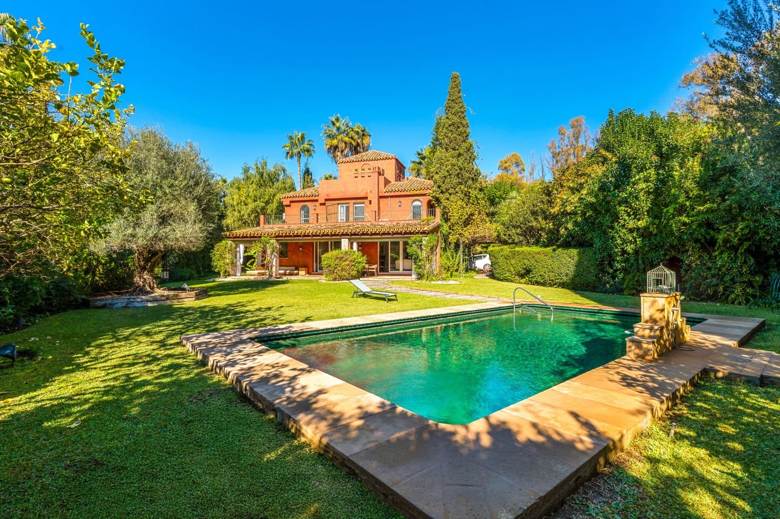 6 soverom Villa til salgs i Nueva Andalucia med svømmebasseng garasje - € 3 070 000 (Ref: 9419507)