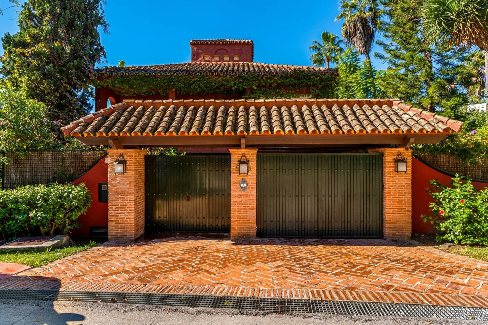 6 soverom Villa til salgs i Nueva Andalucia med svømmebasseng garasje - € 3 070 000 (Ref: 9419507)