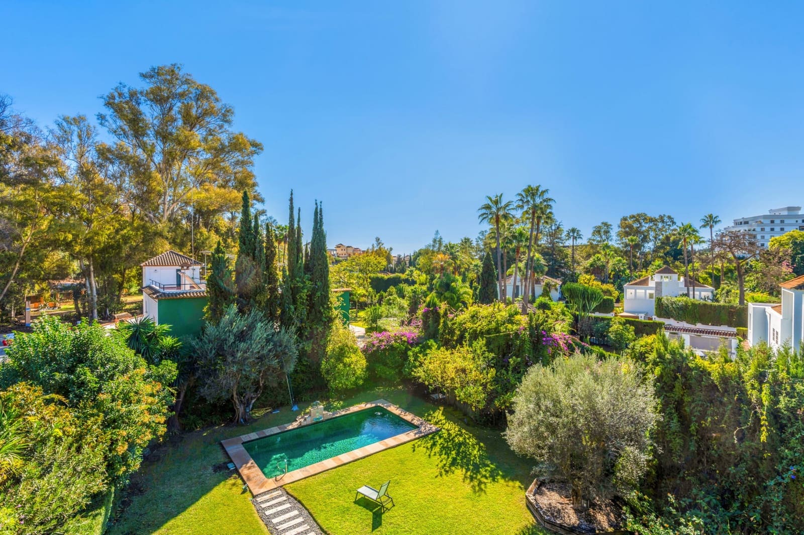 6 soverom Villa til salgs i Nueva Andalucia med svømmebasseng garasje - € 3 070 000 (Ref: 9419507)