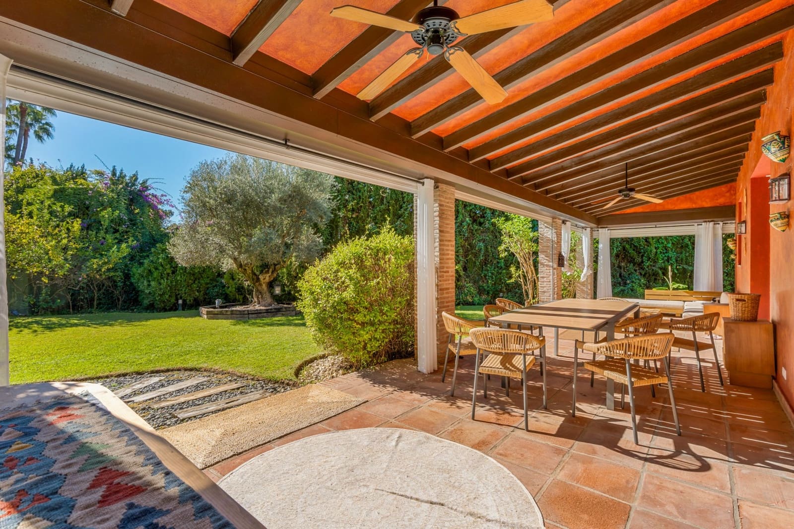 6 soverom Villa til salgs i Nueva Andalucia med svømmebasseng garasje - € 3 070 000 (Ref: 9419507)