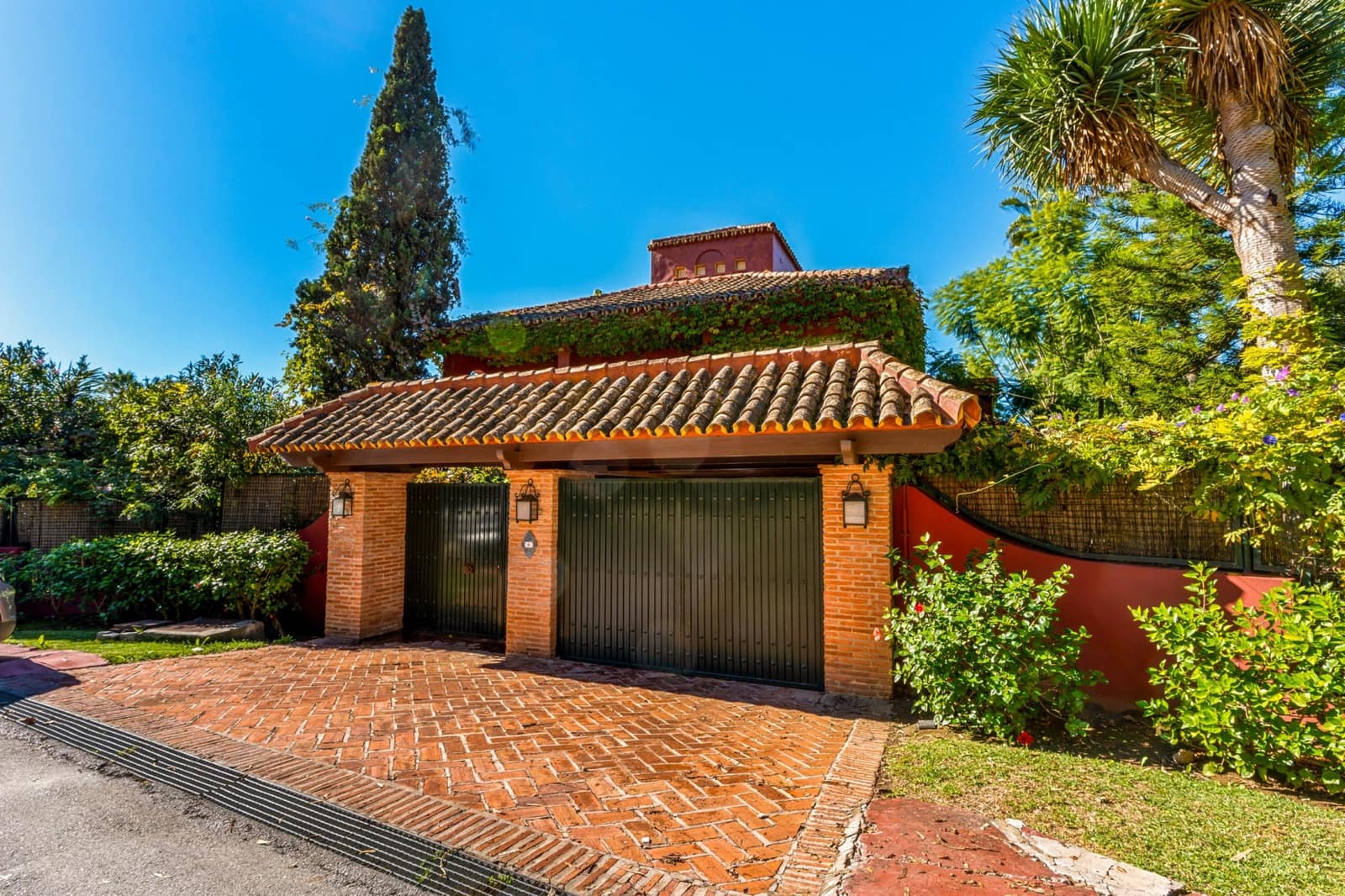 6 soverom Villa til salgs i Nueva Andalucia med svømmebasseng garasje - € 3 070 000 (Ref: 9419507)