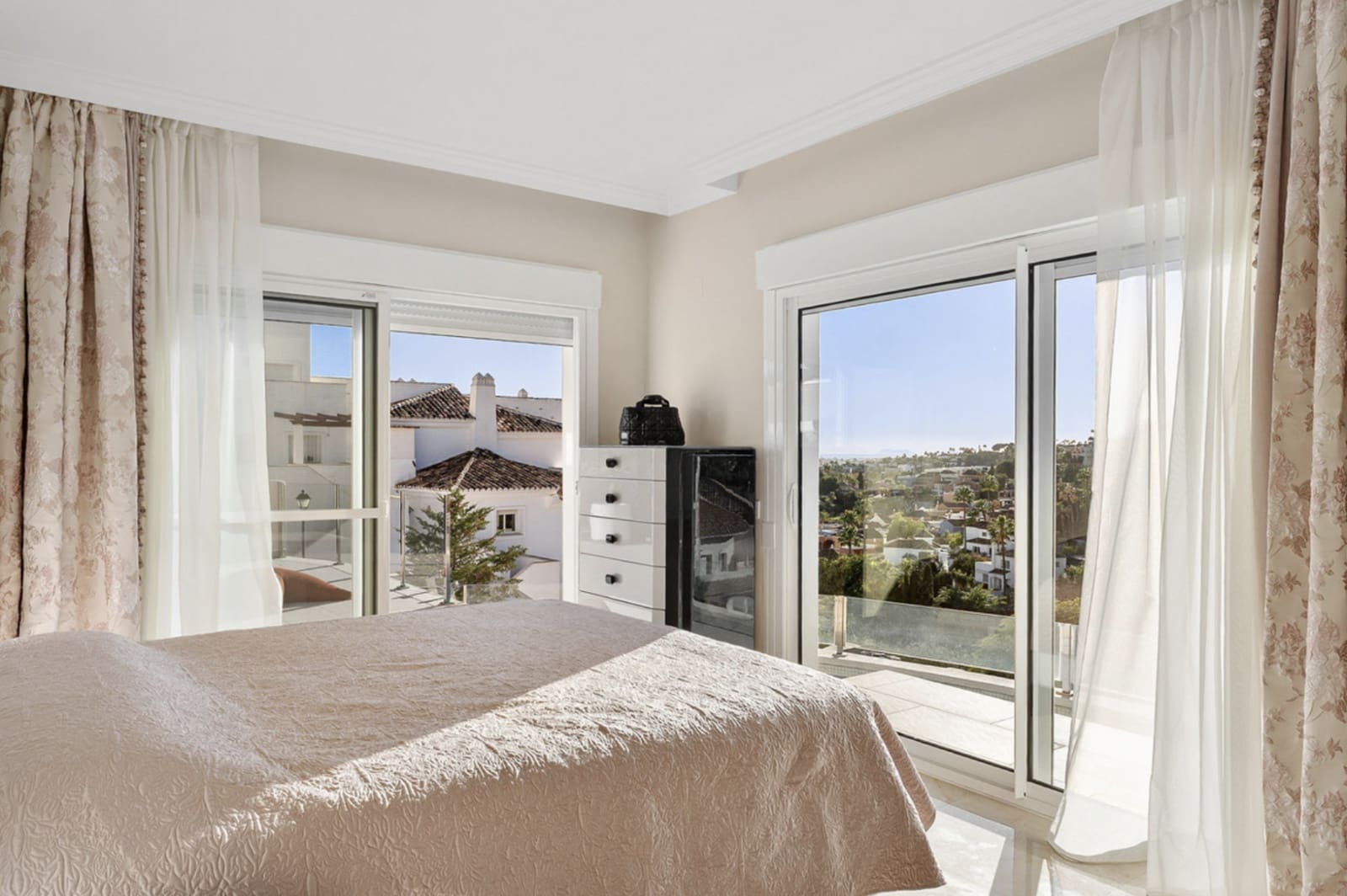 3 sypialnia Penthouse na sprzedaż w Nueva Andalucia z basenem garażem - 1 180 000 € (Ref: 9419509)