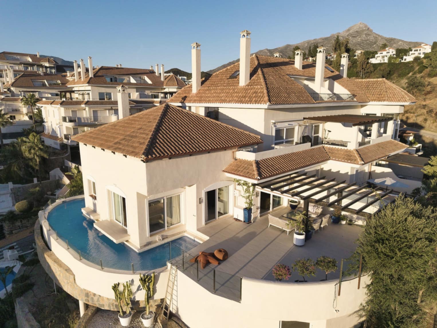 3 sypialnia Penthouse na sprzedaż w Nueva Andalucia z basenem garażem - 1 180 000 € (Ref: 9419509)