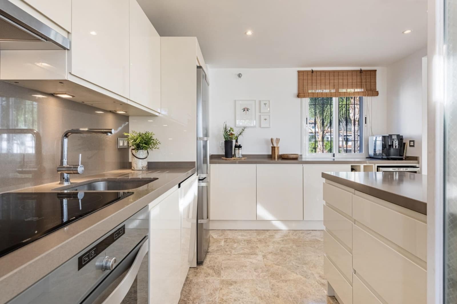 3 bedroom Penthouse for sale in Nueva Andalucia with pool - € 589,000 (Ref: 9422202)