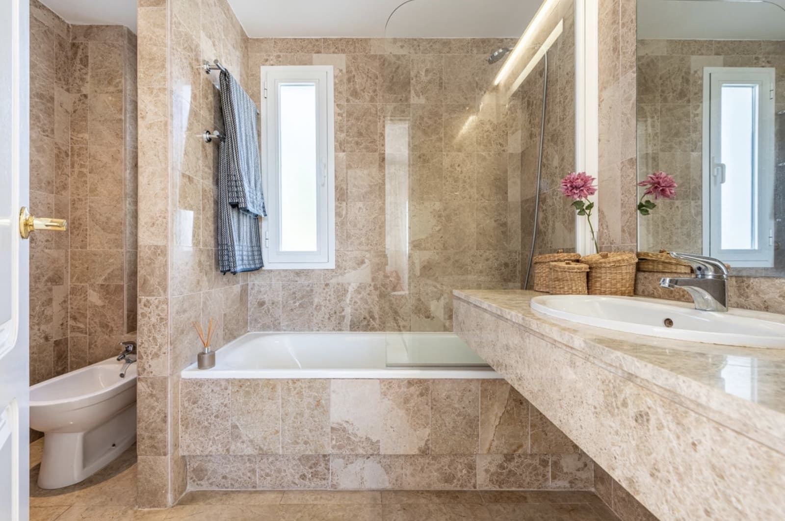 3 bedroom Penthouse for sale in Nueva Andalucia with pool - € 589,000 (Ref: 9422202)