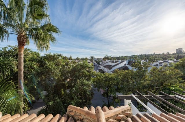 3 bedroom Penthouse for sale in Nueva Andalucia, Marbella with pool - € 589,000 (Ref: 9422202)