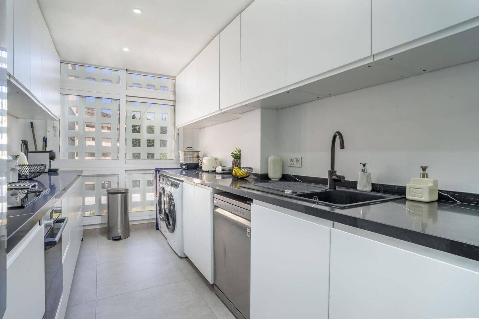 3 makuuhuone Huoneisto myytävänä paikassa Nueva Andalucia mukana uima-altaan - 520 000 € (Ref: 9422205)
