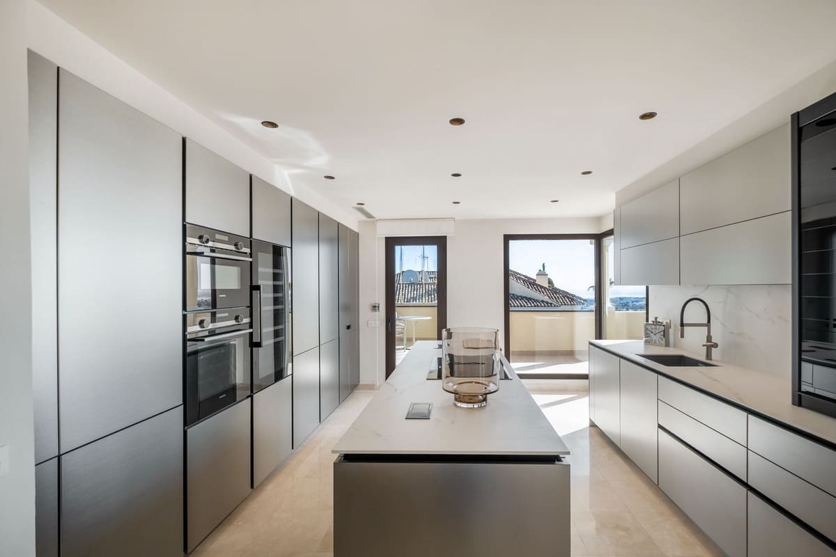 4 sypialnia Penthouse na sprzedaż w Marbella z basenem - 2 950 000 € (Ref: 9430958)