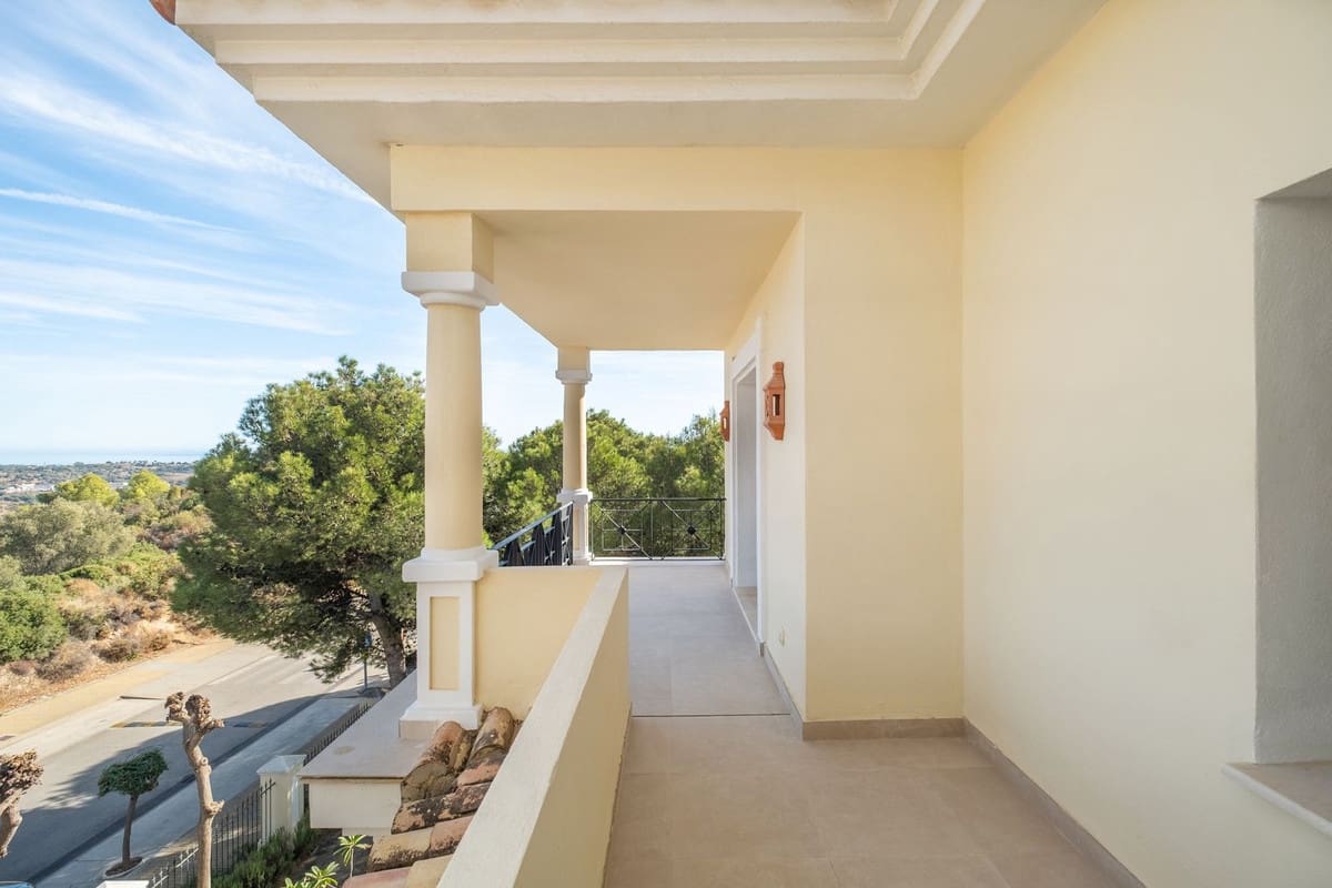 4 sypialnia Penthouse na sprzedaż w Marbella z basenem - 2 950 000 € (Ref: 9430958)