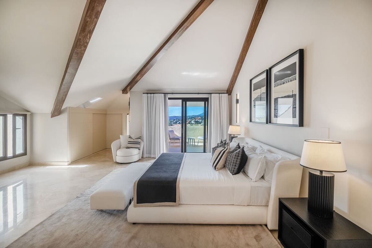 4 sypialnia Penthouse na sprzedaż w Marbella z basenem - 2 950 000 € (Ref: 9430958)