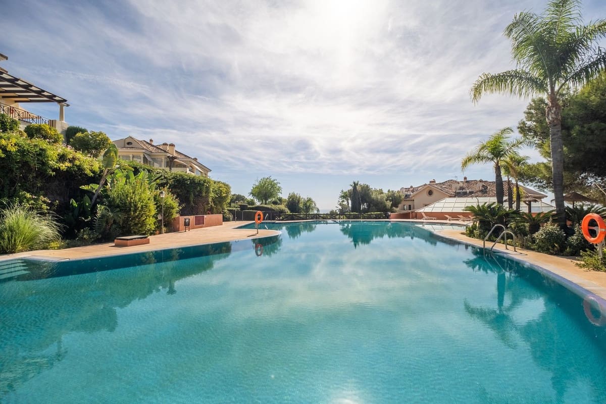 4 sypialnia Penthouse na sprzedaż w Marbella z basenem - 2 950 000 € (Ref: 9430958)