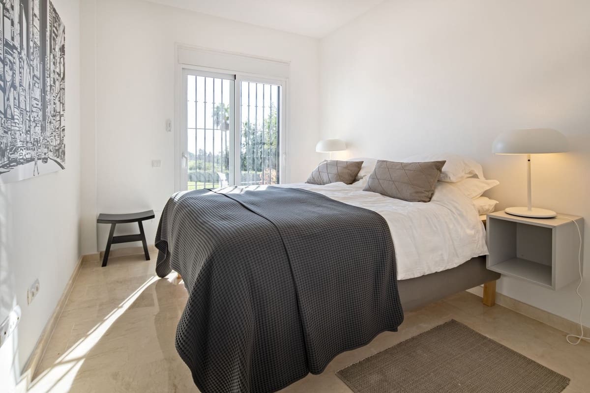 4 soverom Kjedet enebolig til salgs i Nueva Andalucia med svømmebasseng garasje - € 995 000 (Ref: 9430959)