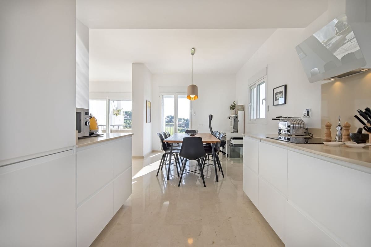 4 soverom Kjedet enebolig til salgs i Nueva Andalucia med svømmebasseng garasje - € 995 000 (Ref: 9430959)