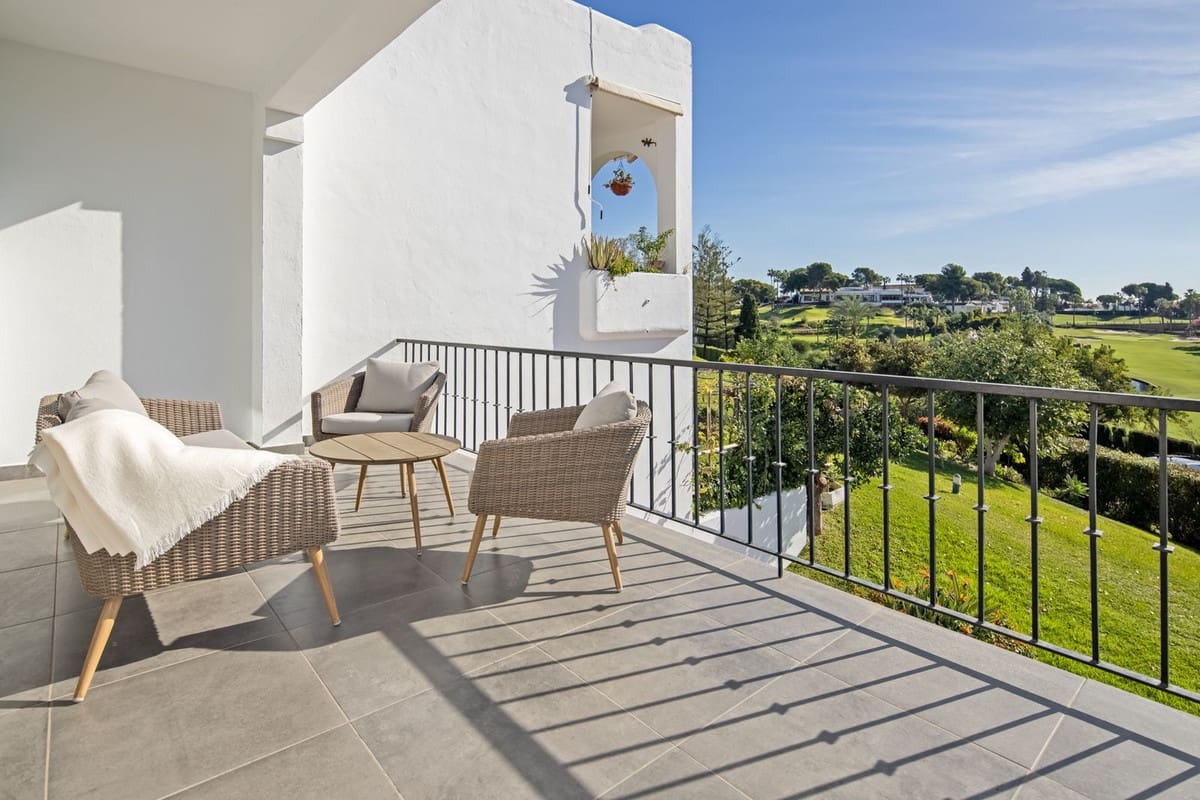 4 soverom Kjedet enebolig til salgs i Nueva Andalucia med svømmebasseng garasje - € 995 000 (Ref: 9430959)