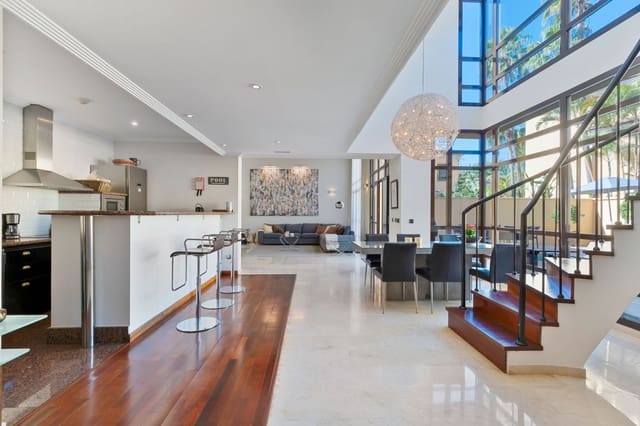 4 slaapkamer Bungalow te koop in Puerto Banus, Marbella met zwembad garage - € 2.595.000 (Ref: 9446192)