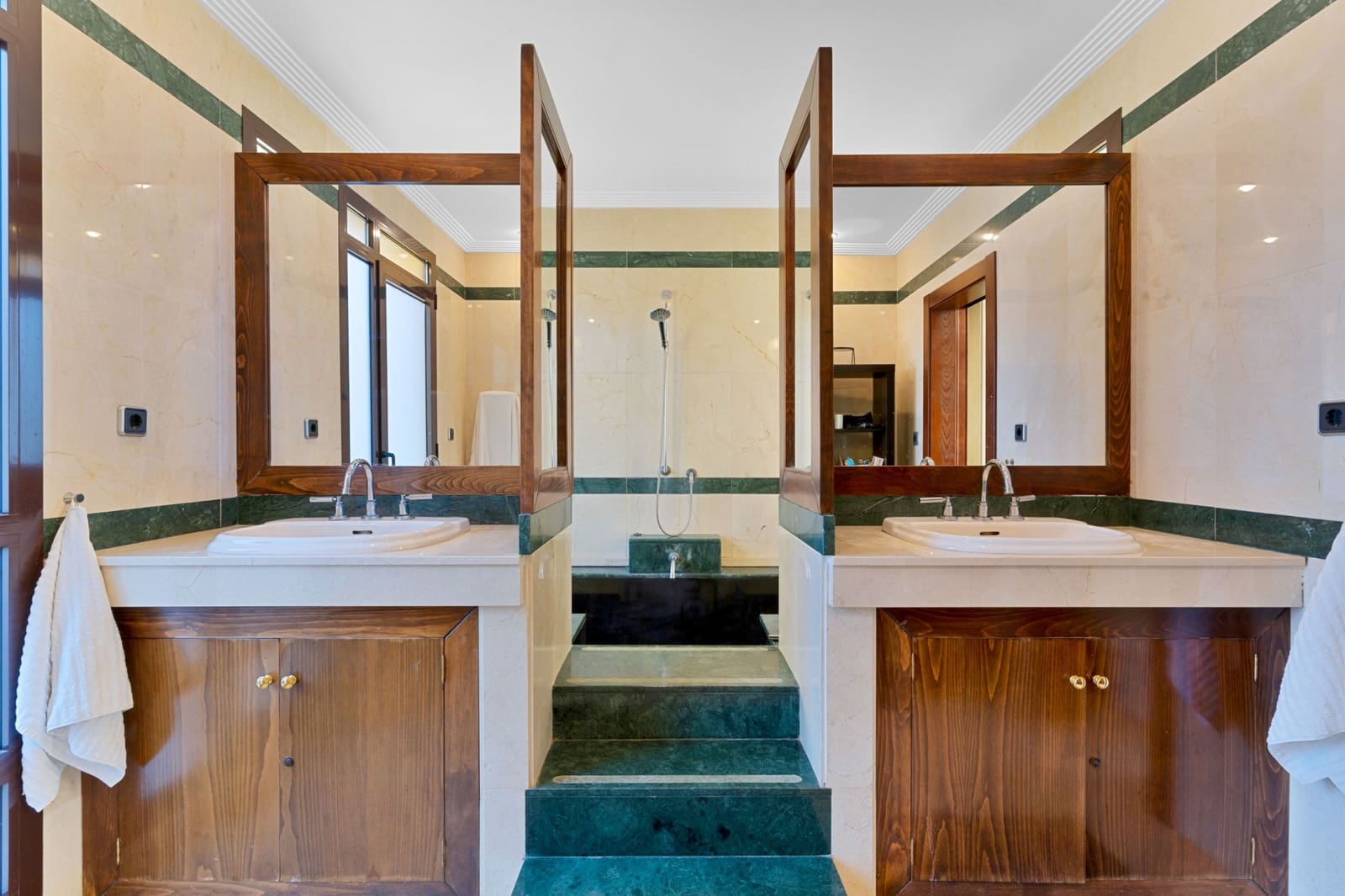 4 soverom Bungalow til salgs i Marbella med svømmebasseng garasje - € 2 595 000 (Ref: 9446192)