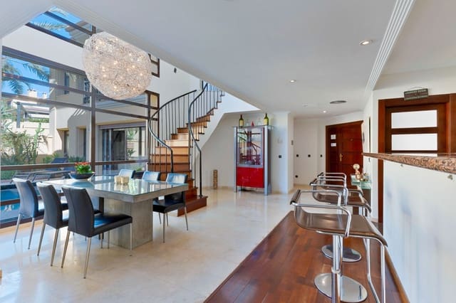 4 soveværelse Semi-Rækkehus til salg i Puerto Banus, Marbella med swimmingpool garage - € 2.595.000 (Ref: 9446192)