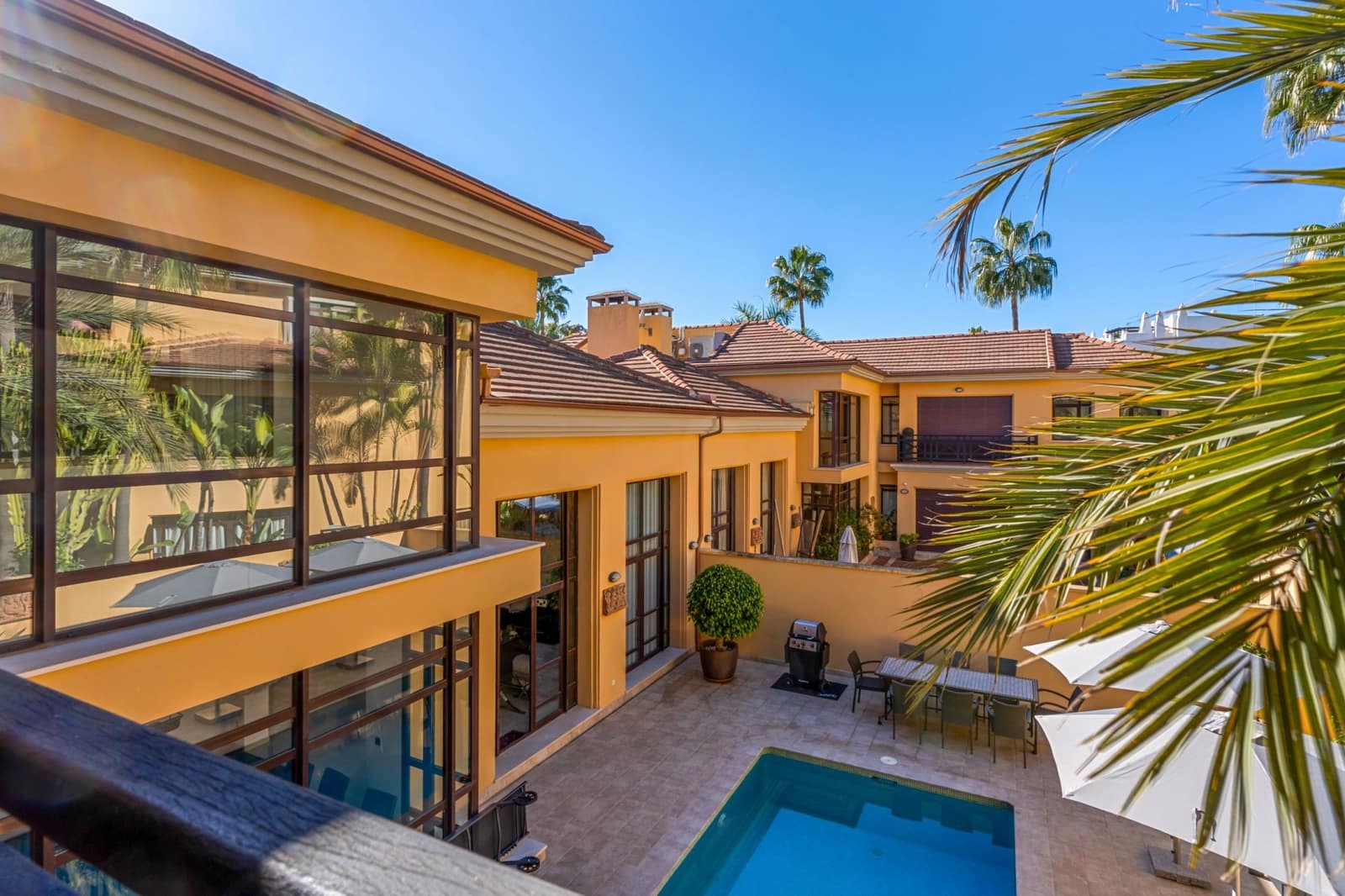 4 soveværelse Semi-Rækkehus til salg i Marbella med swimmingpool garage - € 2.595.000 (Ref: 9446192)