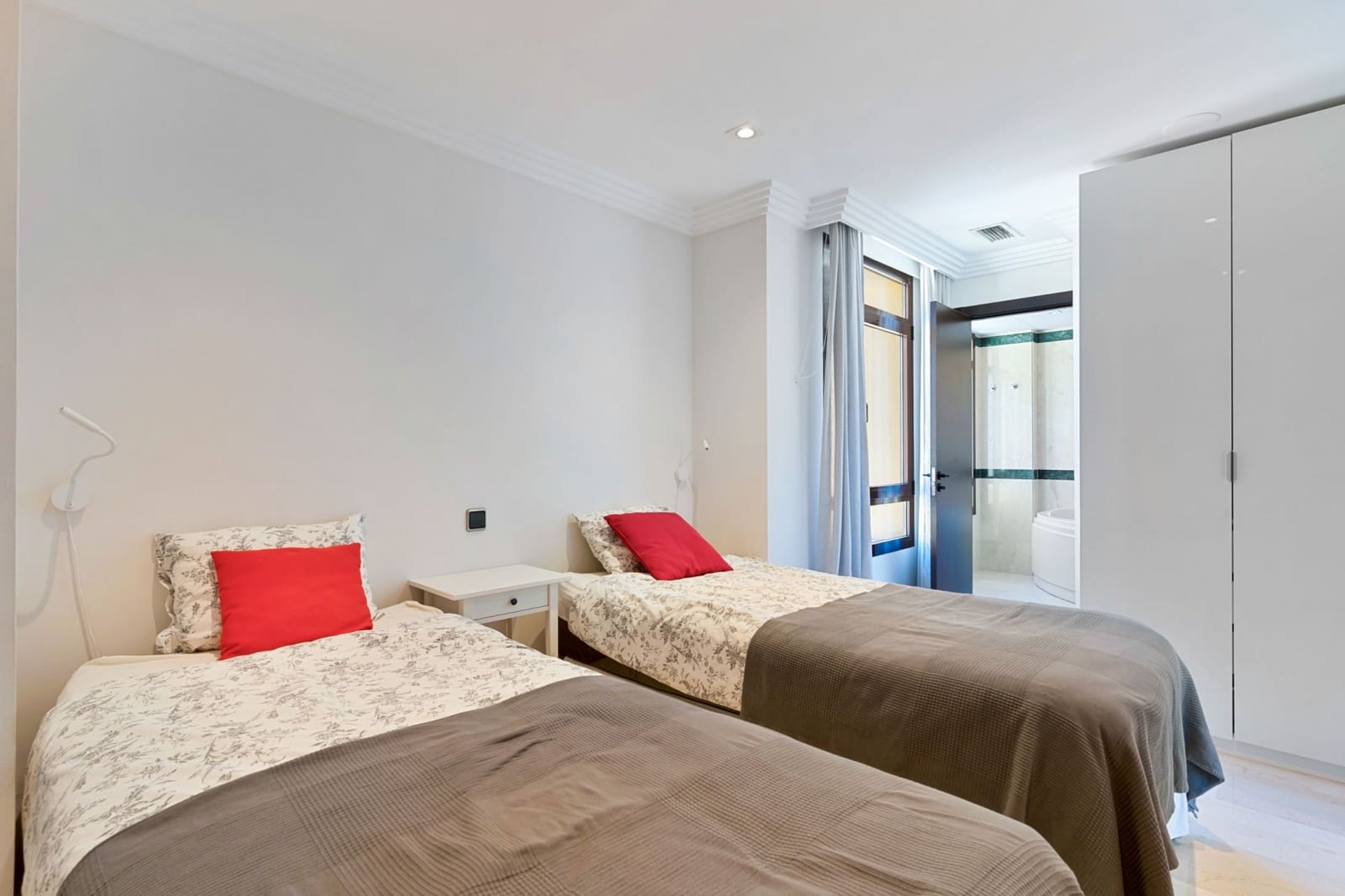 4 soveværelse Semi-Rækkehus til salg i Marbella med swimmingpool garage - € 2.595.000 (Ref: 9446192)