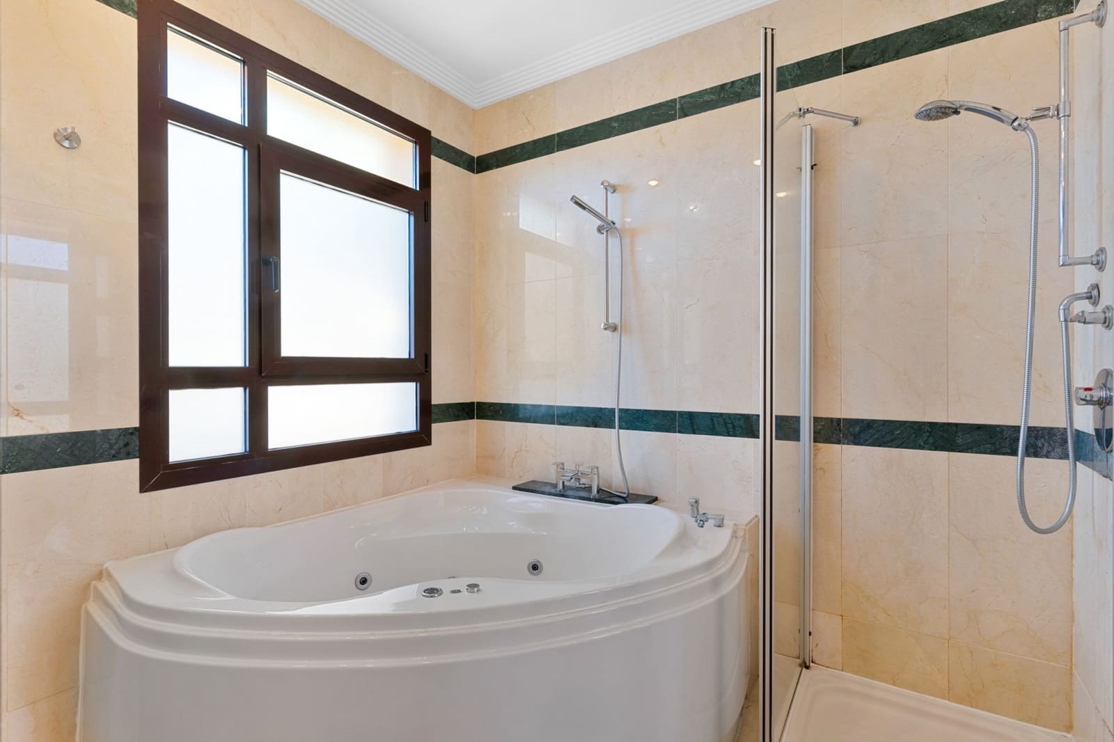 4 soveværelse Semi-Rækkehus til salg i Marbella med swimmingpool garage - € 2.595.000 (Ref: 9446192)