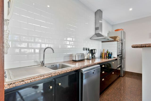 4 soveværelse Semi-Rækkehus til salg i Puerto Banus, Marbella med swimmingpool garage - € 2.595.000 (Ref: 9446192)