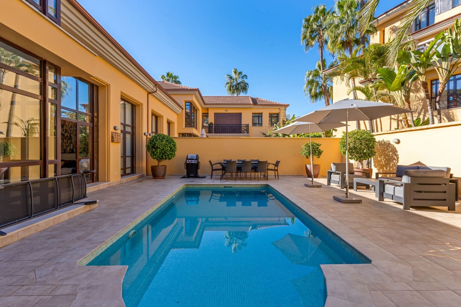 4 soveværelse Semi-Rækkehus til salg i Marbella med swimmingpool garage - € 2.595.000 (Ref: 9446192)