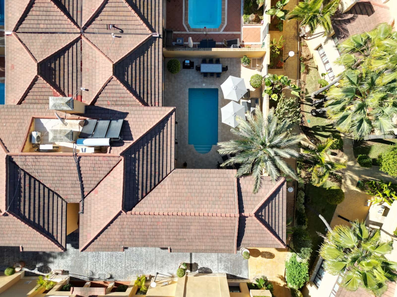4 soveværelse Semi-Rækkehus til salg i Marbella med swimmingpool garage - € 2.595.000 (Ref: 9446192)