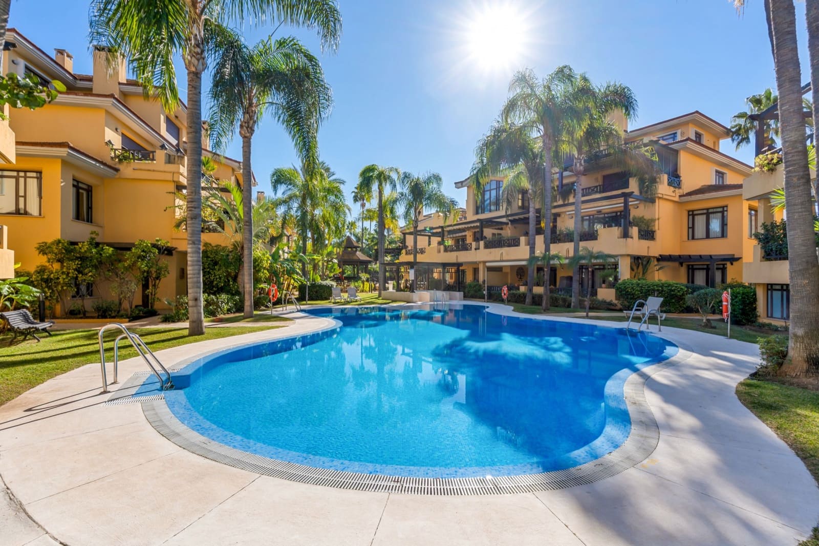 4 soveværelse Semi-Rækkehus til salg i Marbella med swimmingpool garage - € 2.595.000 (Ref: 9446192)