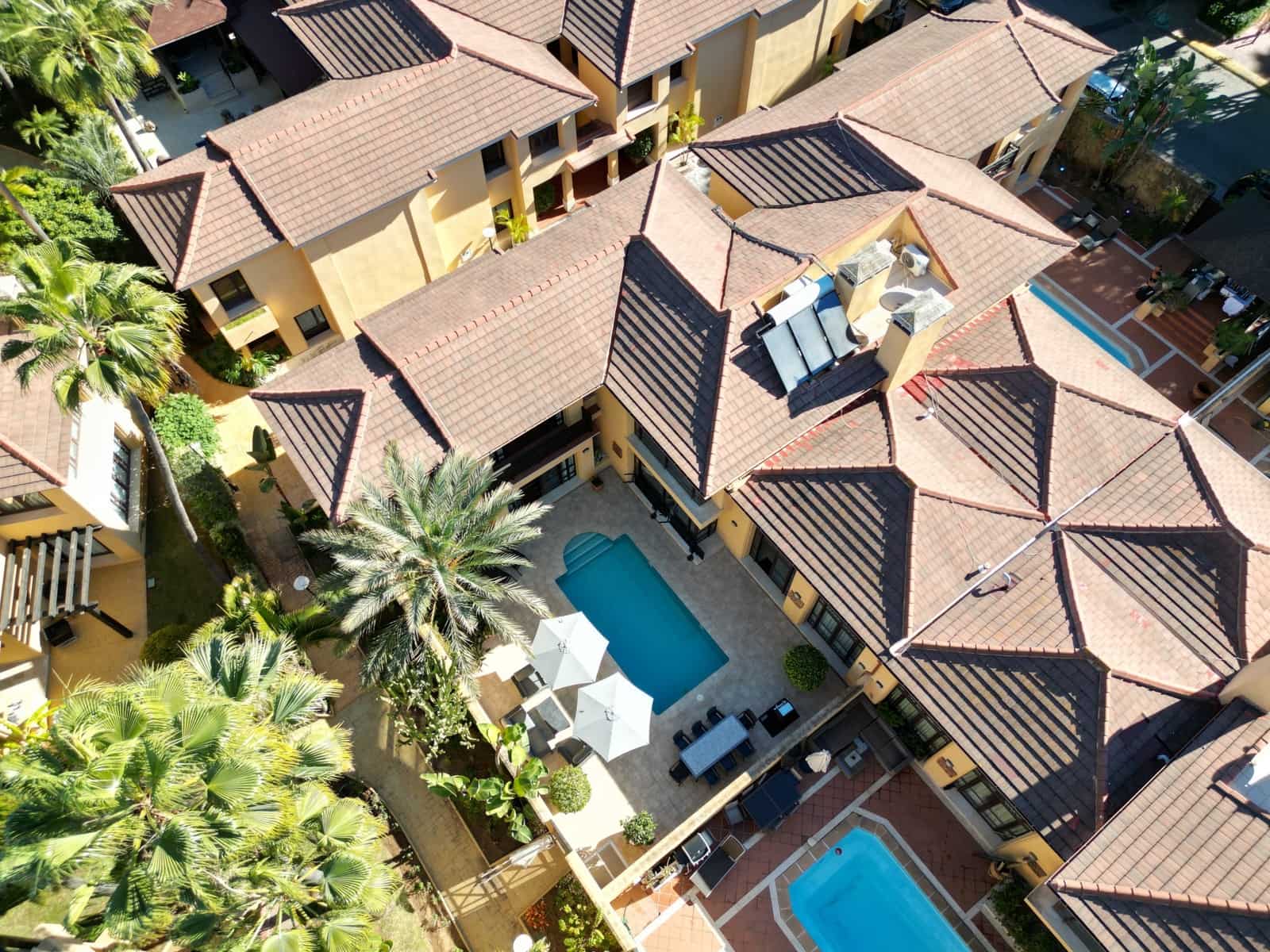 4 soveværelse Semi-Rækkehus til salg i Marbella med swimmingpool garage - € 2.595.000 (Ref: 9446192)