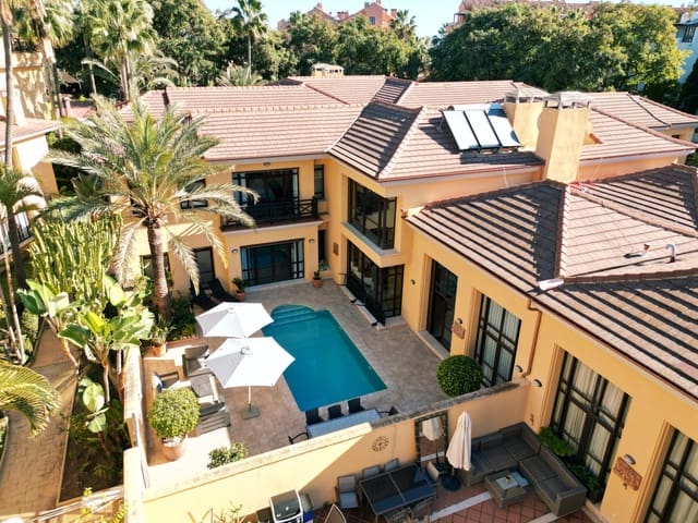 4 soveværelse Semi-Rækkehus til salg i Puerto Banus, Marbella med swimmingpool garage - € 2.595.000 (Ref: 9446192)