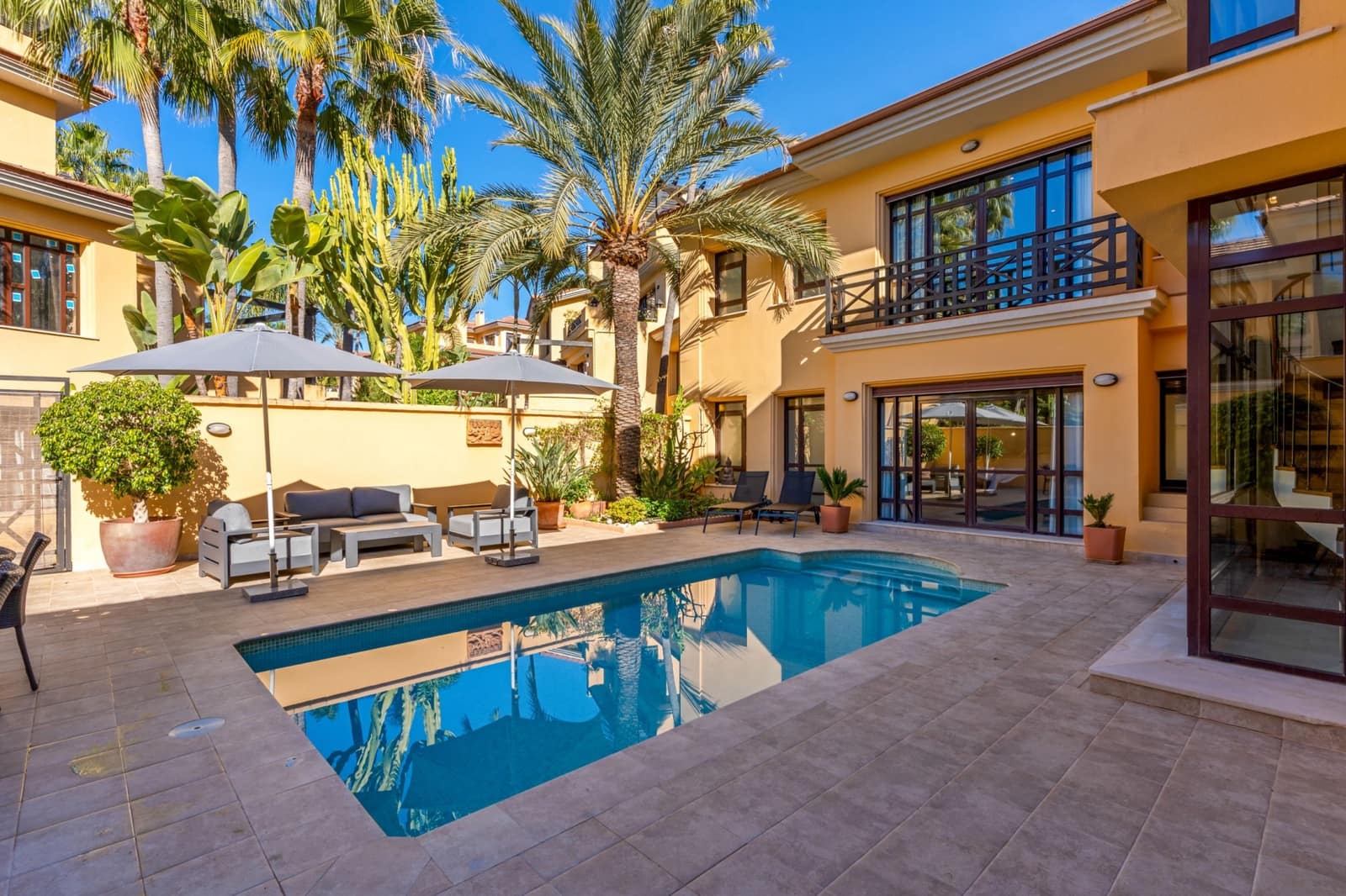4 soveværelse Semi-Rækkehus til salg i Marbella med swimmingpool garage - € 2.595.000 (Ref: 9446192)