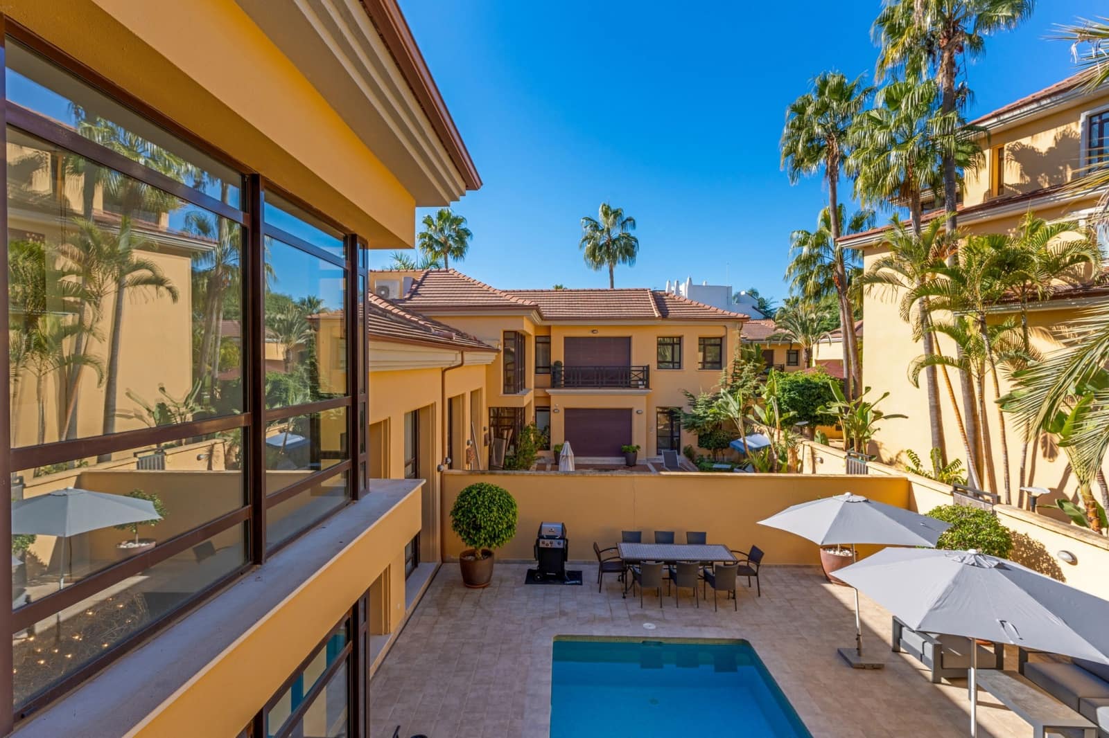 4 soveværelse Semi-Rækkehus til salg i Marbella med swimmingpool garage - € 2.595.000 (Ref: 9446192)
