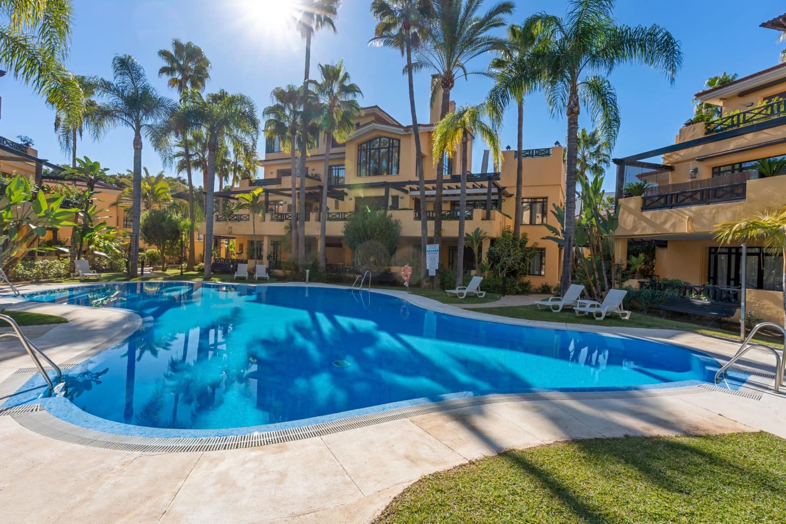 4 soveværelse Semi-Rækkehus til salg i Marbella med swimmingpool garage - € 2.595.000 (Ref: 9446192)