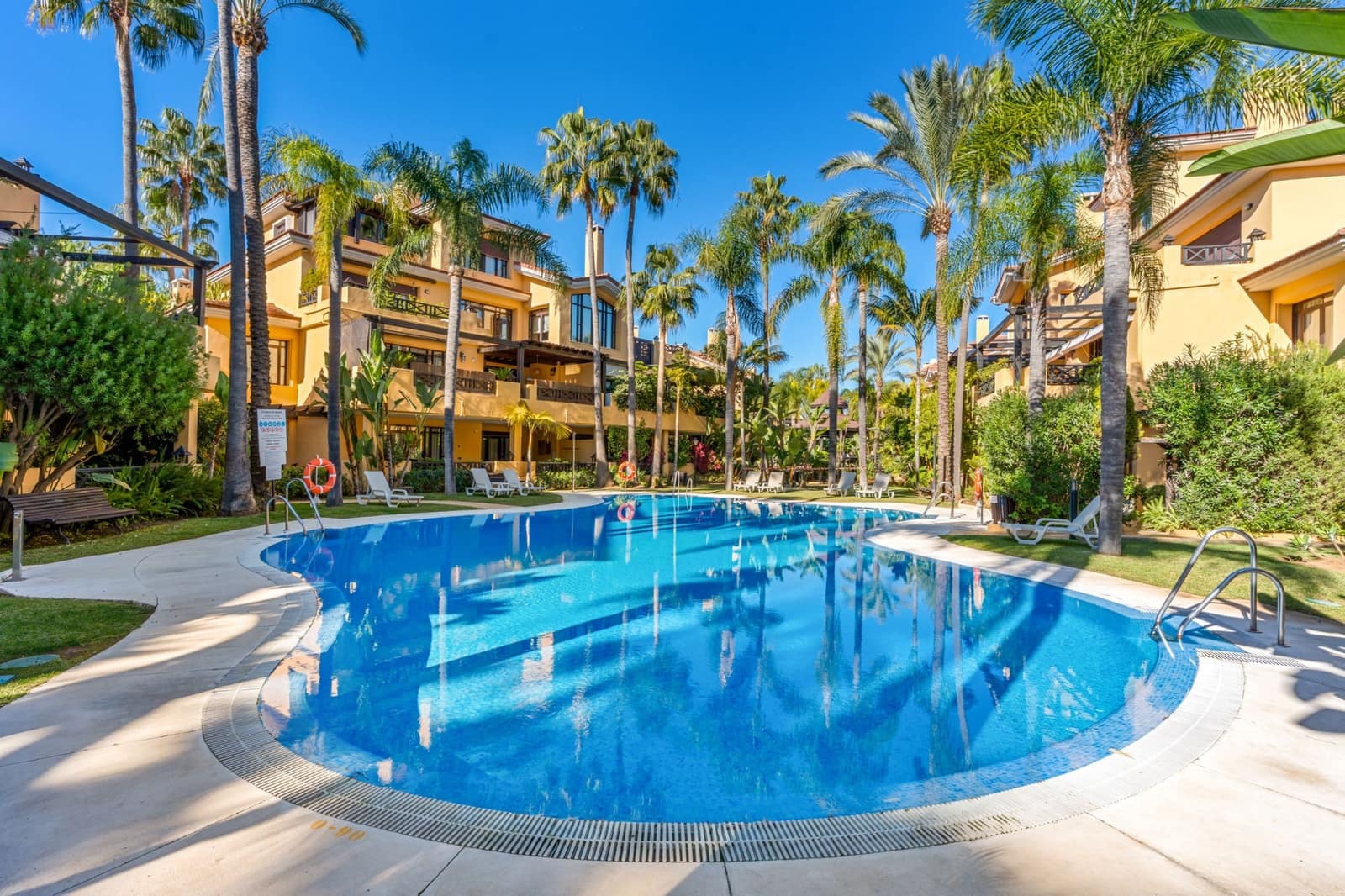 4 soveværelse Semi-Rækkehus til salg i Marbella med swimmingpool garage - € 2.595.000 (Ref: 9446192)