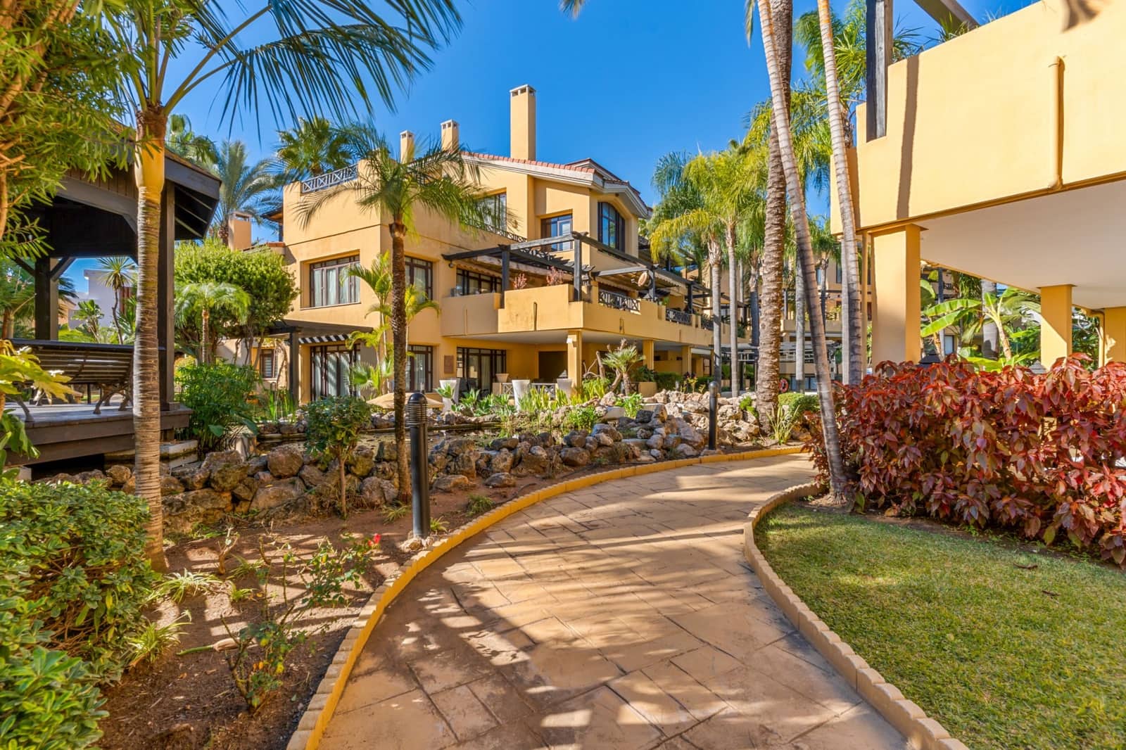 4 soveværelse Semi-Rækkehus til salg i Marbella med swimmingpool garage - € 2.595.000 (Ref: 9446192)