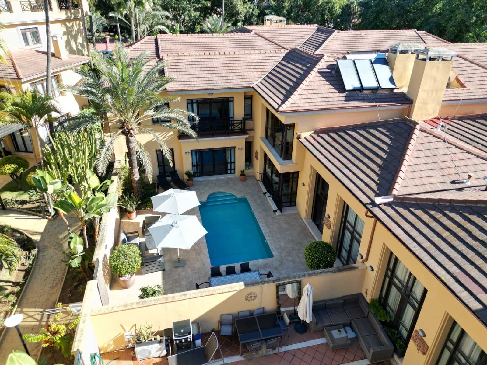 4 soveværelse Semi-Rækkehus til salg i Marbella med swimmingpool garage - € 2.595.000 (Ref: 9446192)