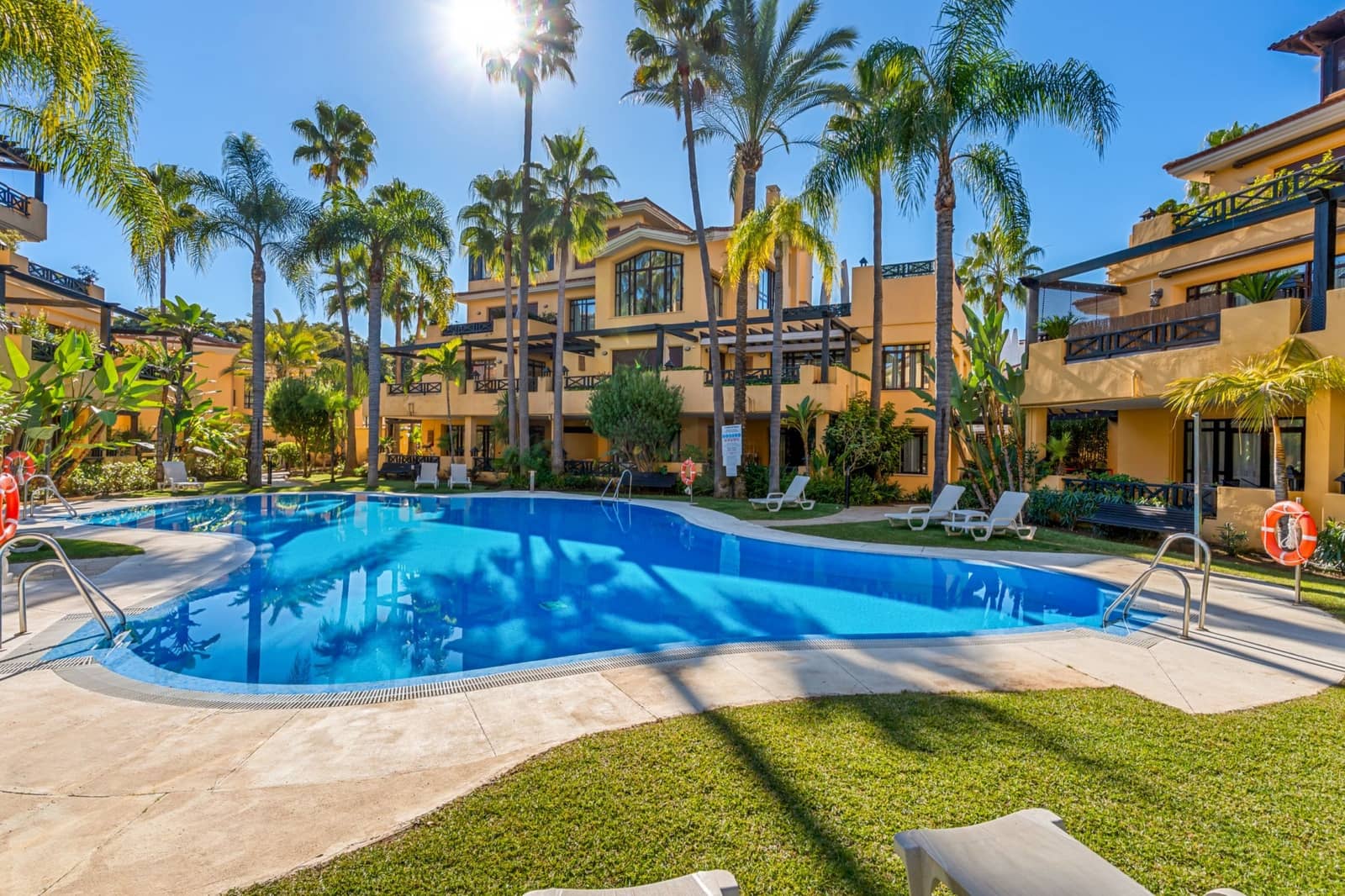 4 soveværelse Semi-Rækkehus til salg i Marbella med swimmingpool garage - € 2.595.000 (Ref: 9446192)