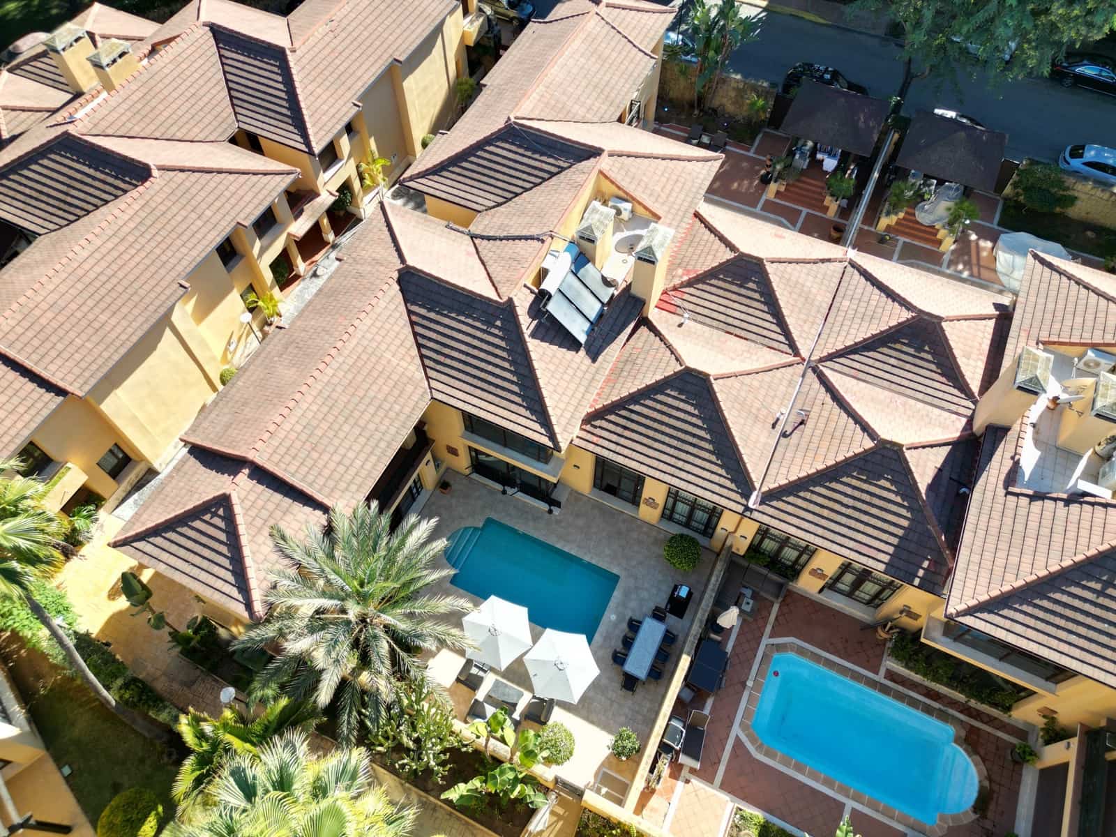 4 soveværelse Semi-Rækkehus til salg i Marbella med swimmingpool garage - € 2.595.000 (Ref: 9446192)