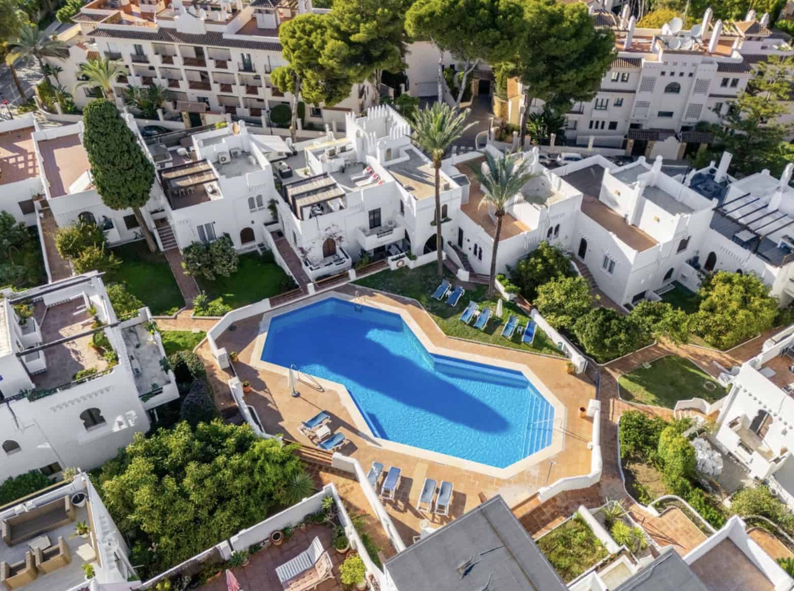 4 soveværelse Byhus til salg i Nueva Andalucia med swimmingpool - € 1.495.000 (Ref: 9448676)