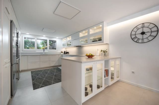 4 makuuhuone Omakotitalo myytävänä paikassa Nueva Andalucia, Marbella mukana uima-altaan - 1 495 000 € (Ref: 9448676)