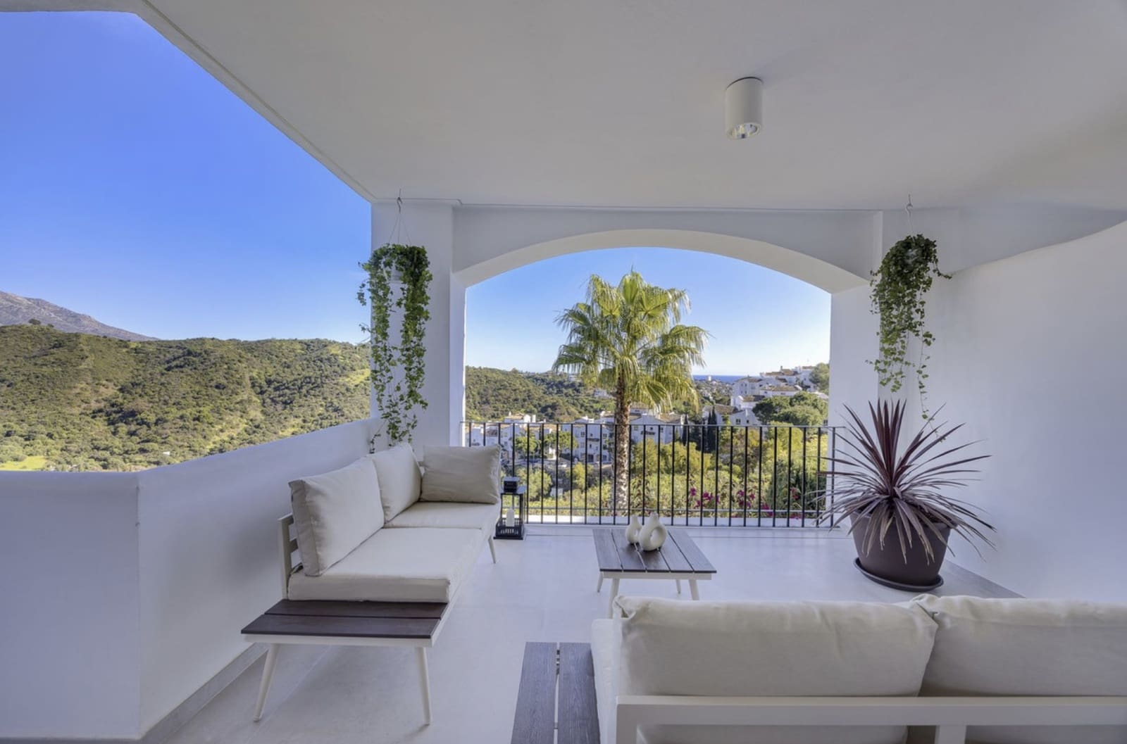 3 bedroom Apartment for sale in La Quinta with pool - € 860,000 (Ref: 9450669)