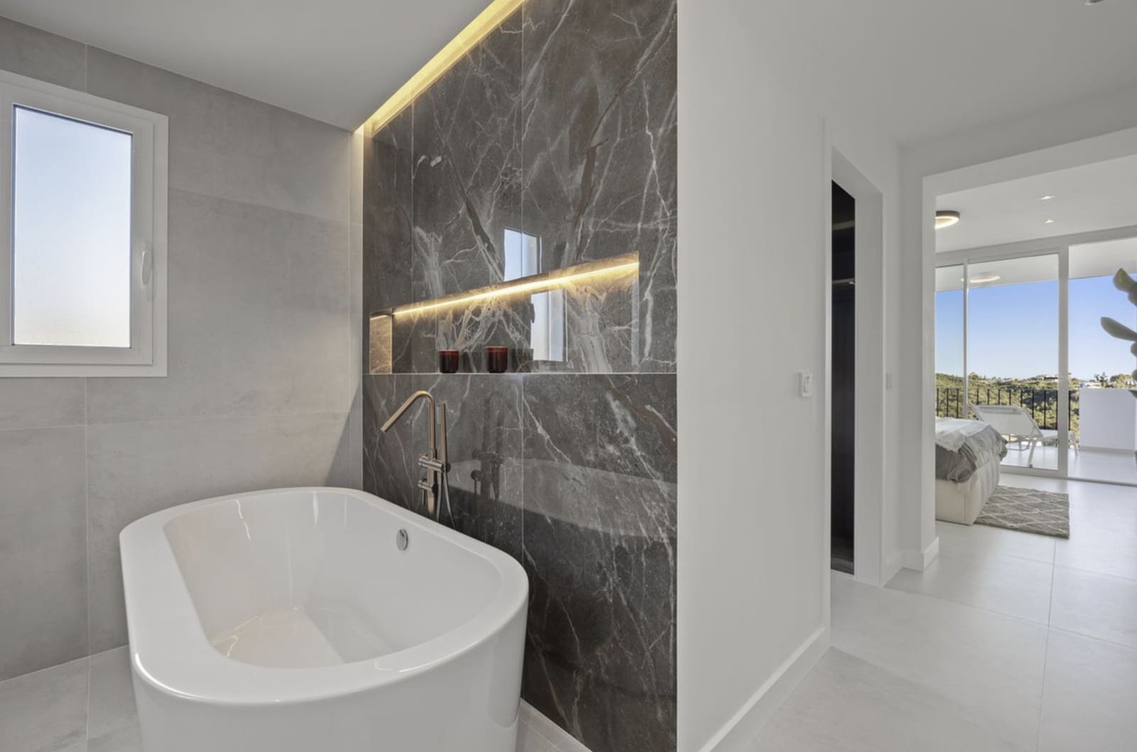 3 bedroom Apartment for sale in La Quinta with pool - € 860,000 (Ref: 9450669)