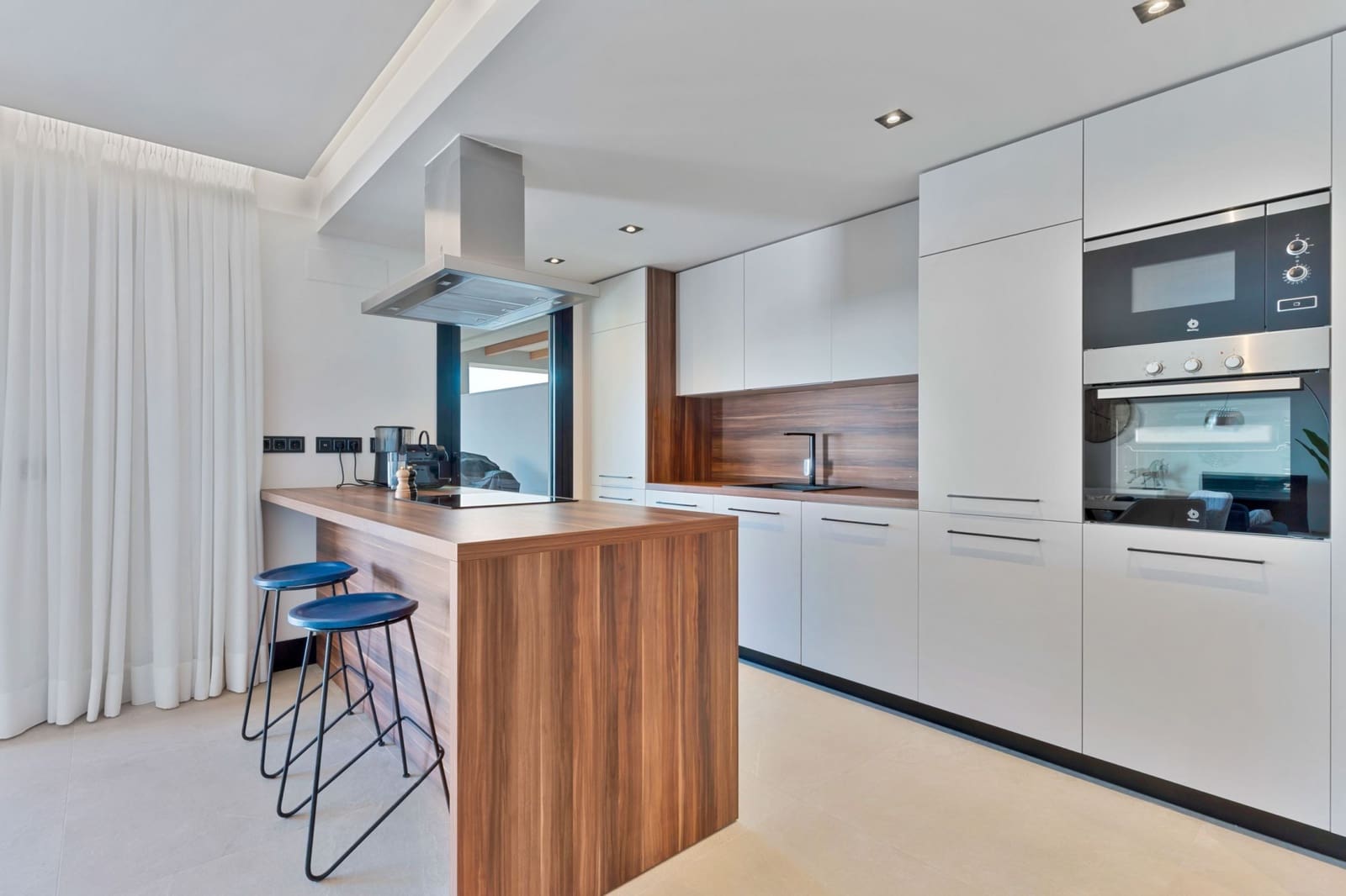 3 slaapkamer Appartement te koop in Nueva Andalucia met zwembad garage - € 895.000 (Ref: 9451994)